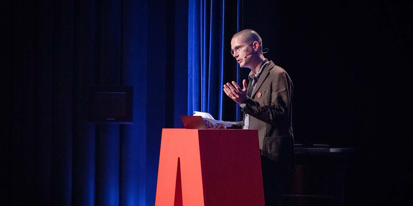 Photograph by Norman Posset of Cyrus Highsmith presenting “Pulling out of the concept ‘subordinate Latin’” at ATypI 2017 Montreal.