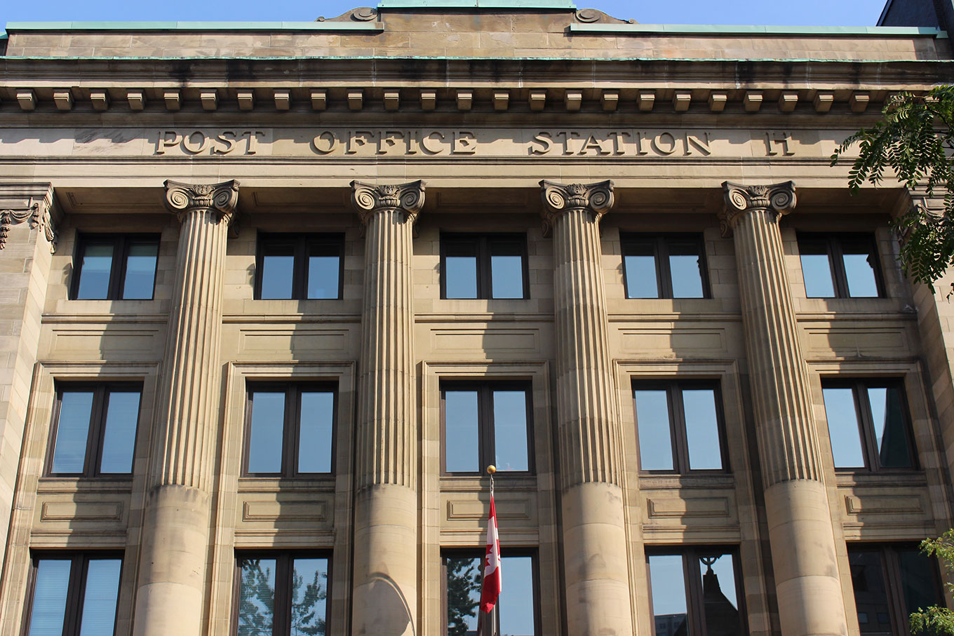 Raised limestone inscription on the facade of Post Office Station H on the rue Ste-Catherine.