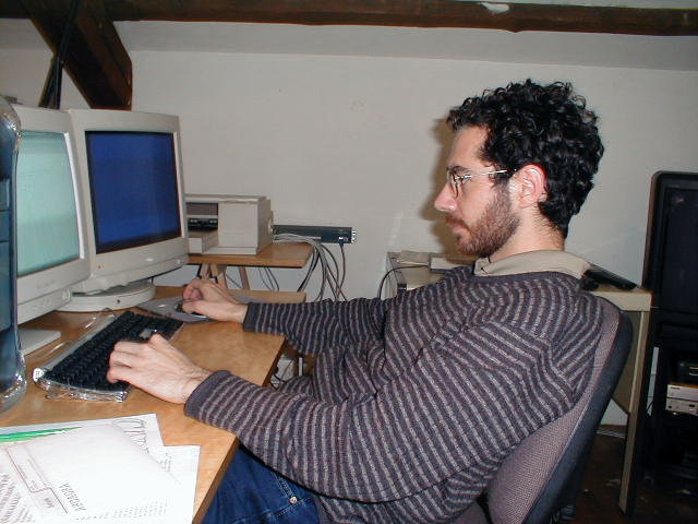 Alejandro working on Rayuela (Hopscotch), the typeface he designed in Reading (United Kingdom) and which he continued to refine and expand at the ANRT in France. “The ANRT was a privileged place for me to work freely and independently on my project.” Photo: Leo Vázquez.